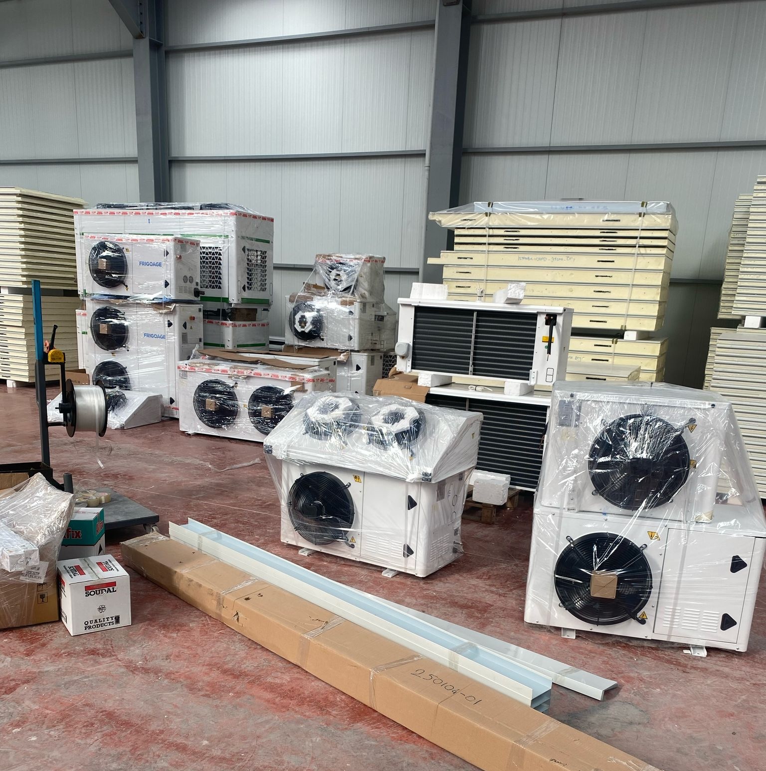 Real cold room refrigeration equipment, evaporator and insulated panel installation